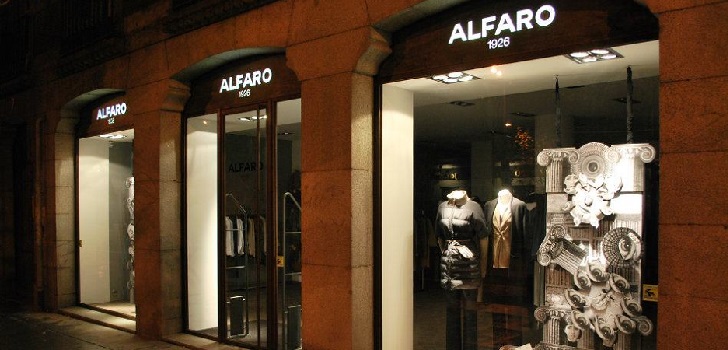 Alfaro 1926, tomando medidas a Alfonso XIII